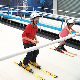 Conveyor belts for indoor skiing machines and ski slopes